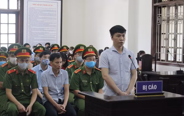 Bị cáo Đỗ Mạnh Tuấn (đứng) trả lời HĐXX. Bị cáo Đỗ Mạnh Tuấn (đứng) trả lời HĐXX.