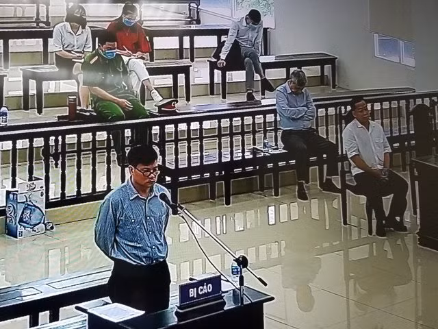 Bị cáo Trương Duy Nhất (hàng trên bên trái) tại phiên toà phúc thẩm.