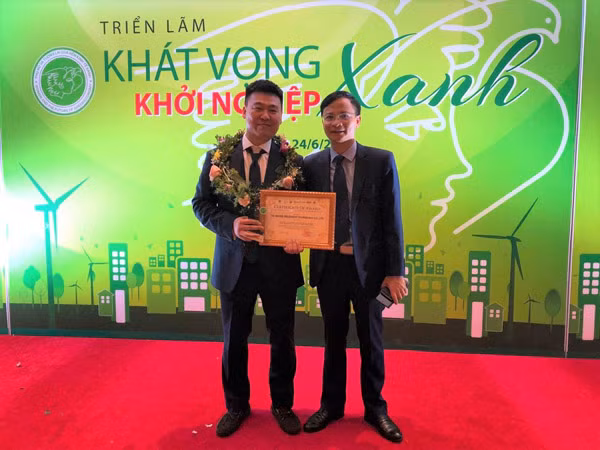 Kỹ sư Vũ Tiến Anh và ông Phạm Đức Nghiệm – Phó Cục trưởng Cục phát triển thị trường khoa học và doanh nghiệp KHCN (Bộ KH&CN), Giám đốc Ban Quản lý dự án VCIC tại lễ trao giải khởi nghiệp sáng tạo “Phụ nữ và tương lai của nền kinh tế xanh”.