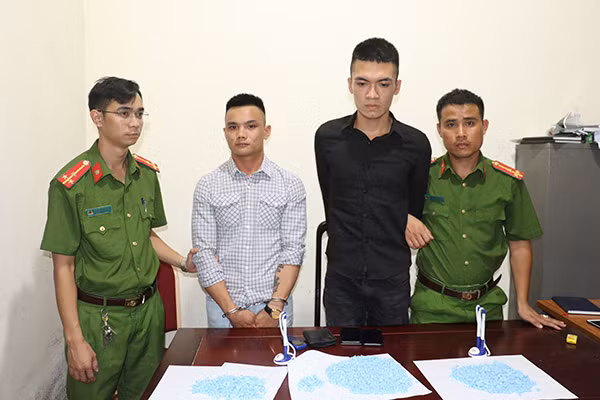 Đối tượng Nguyễn Hữu Bình và Đặng Văn Chiến (áo đen) tại trụ sở Công an xã Hưng Lộc.
