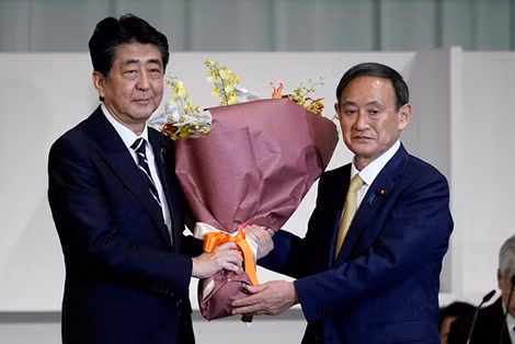 Ông Shinzo Abe tặng hoa chúc mừng sau khi ông Yoshihide Suga được bầu làm lãnh đạo LDP.