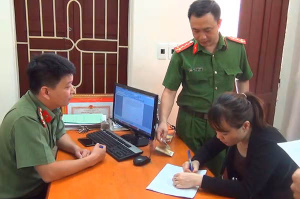 Phòng Quản lý Xuất nhập cảnh phát hiện Bùi Thị Giang (áo đen) dùng CCCD giả mang tên Lê Thị Hoa để làm hộ chiếu.