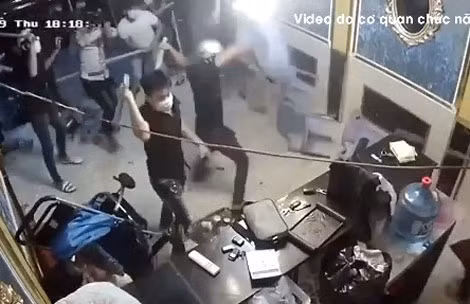 Nhóm của Lâm tấn công nhà hàng số 10 Nguyễn Công Trứ (quận 1, TP Hồ Chí Minh). Ảnh cắt từ clip. Nhóm của Lâm tấn công nhà hàng số 10 Nguyễn Công Trứ (quận 1, TP Hồ Chí Minh). Ảnh cắt từ clip.