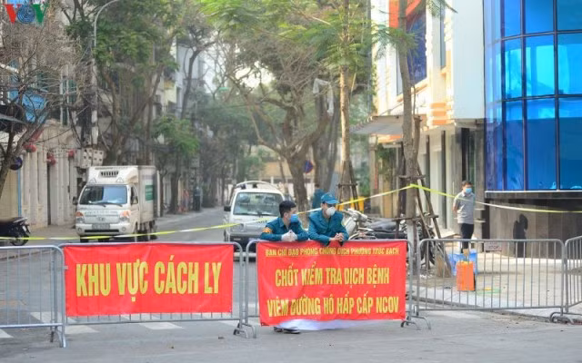 Một khu vực được cách ly ngay khi phát hiện có người mắc COVID-19 tại Hà Nội.