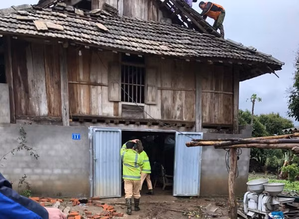 CBCS Công an huyện Mộc Châu giúp người dân trên địa bàn lợp lại nhà, dọn dẹp đống đổ nát sau mưa lốc. CBCS Công an huyện Mộc Châu giúp người dân trên địa bàn lợp lại nhà, dọn dẹp đống đổ nát sau mưa lốc.