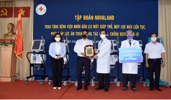 Đại diện Bệnh viện 115 cảm ơn sự đồng hành rất ý nghĩa và thiết thực của Tập đoàn Novaland. Đại diện Bệnh viện 115 cảm ơn sự đồng hành rất ý nghĩa và thiết thực của Tập đoàn Novaland.