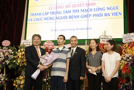 Bệnh nhân Ngô Văn Khương (áo kẻ) được xuất viện ngày 4-10-2019 sau ca ghép phổi thành công và 1,5 tháng hậu phẫu.