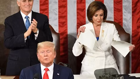 Thời khắc Chủ tịch Hạ Viện Nancy Pelosi xé bản sao diễn văn ngay sau khi ông Donald Trump kết thúc đọc Thông điệp Liên bang, ngày 4-2. Thời khắc Chủ tịch Hạ Viện Nancy Pelosi xé bản sao diễn văn ngay sau khi ông Donald Trump kết thúc đọc Thông điệp Liên bang, ngày 4-2.