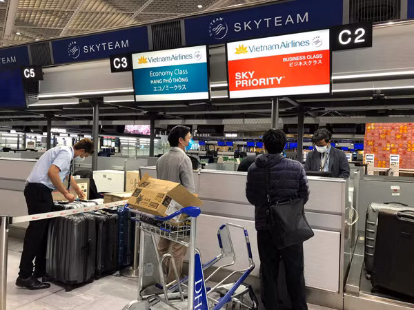 Hành khách làm thủ tục về nước tại sân bay Narita, Tokyo.