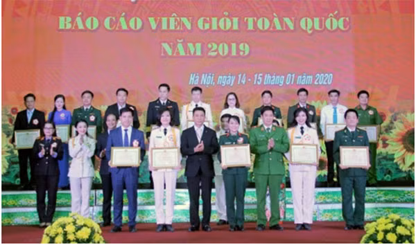 Ban tổ chức trao giải ba cho các thí sinh.
