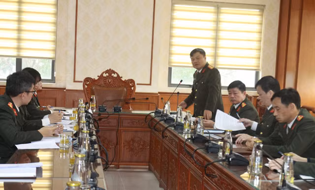 Đại tá Lê Thanh Bình, Phó Giám đốc Công an tỉnh Vĩnh Phúc báo cáo công tác PC dịch bệnh tại Công an tỉnh Vĩnh Phúc.