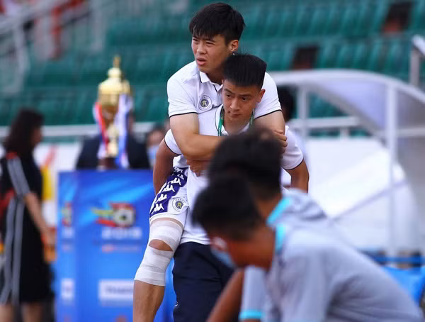Duy Mạnh là một trong những ca chấn thương mới nhất. Ảnh: D.A.