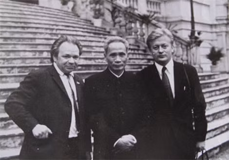 Thủ tướng Phạm Văn Đồng, A.Serbin (phóng viên báo Pravda) và S.Afonin (Hãng thông tấn TACC) Tại Phủ Chủ tịch ở Hà nội.