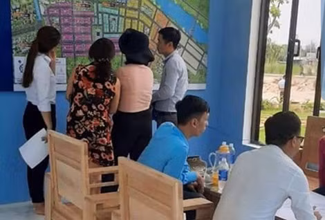 Một sàn giao dịch bất động sản giới thiệu hình ảnh khách đến tìm hiểu dự án ven sông Cổ Cò.