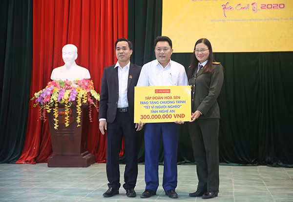 Đại diện Báo Công an nhân dân, Tập đoàn Hoa Sen trao 300 triệu đồng tại thị xã Hoàng Mai, tỉnh Nghệ An. Đại diện Báo Công an nhân dân, Tập đoàn Hoa Sen trao 300 triệu đồng tại thị xã Hoàng Mai, tỉnh Nghệ An.