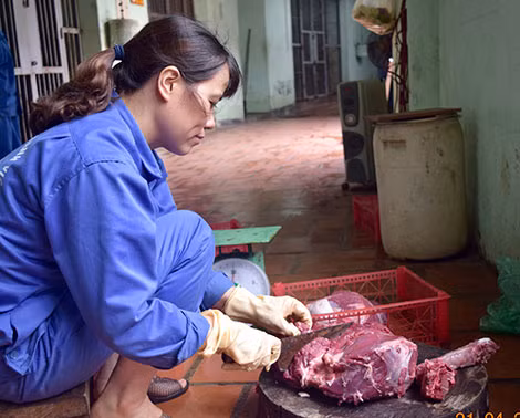 Chị Trần Thị Ngọc chia khẩu phần thịt cho các con thú.
