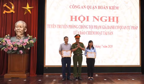 Công an quận Hoàn Kiếm tuyên dương cán bộ ngân hàng tích cực tham gia tuyên truyền phòng, chống tội phạm.