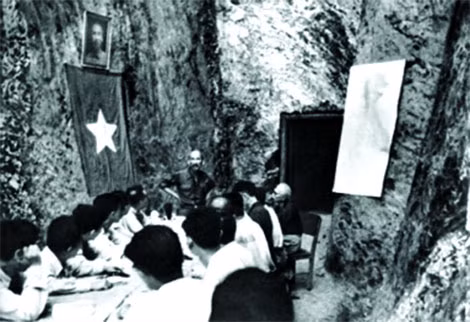 Chủ tịch Hồ Chí Minh chủ trì một phiên họp của Hội đồng Chính phủ tại Tuyên Quang sau chiến thắng Điện Biên Phủ (7-1954).
