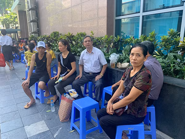 Người bệnh được bố trí ghế nhựa ngồi chờ ngoài khu vực điều trị. Người bệnh được bố trí ghế nhựa ngồi chờ ngoài khu vực điều trị.