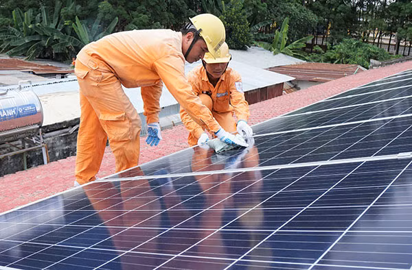 Hệ thống điện mặt trời mái nhà được lắp đặt tại khách sạn Ninh Kiều 1 (TP Cần Thơ).