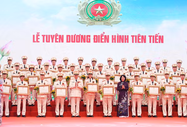 Bộ trưởng Tô Lâm và Phó Chủ tịch nước Đặng Thị Ngọc Thịnh tặng Bằng khen của Bộ Công an cho các điển hình tiên tiến.