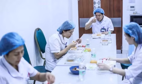 Bữa ăn vội của y, bác sĩ trong Bệnh viện. Bữa ăn vội của y, bác sĩ trong Bệnh viện.