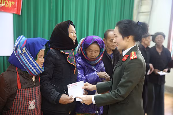 Đại tá Nguyễn Thúy Quỳnh, Phó Cục trưởng Cục Truyền thông CAND, Phó Tổng Biên tập Báo CAND trao quà Tết tới bà con xã Ma Lé.