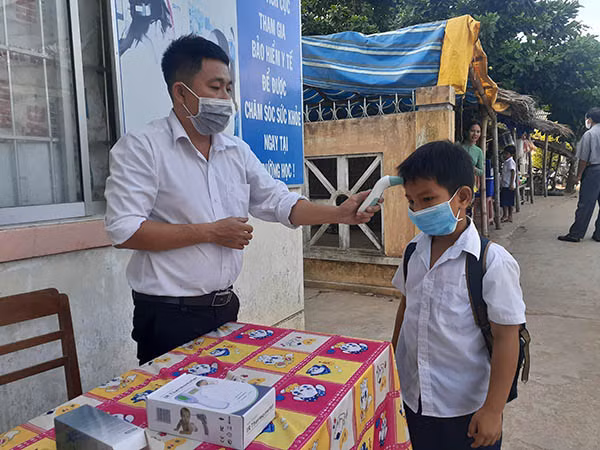 Các công tác phòng chống dịch được các trường học triển khai nghiêm túc, đảm bảo các em học sinh đi học vui khỏe, an toàn. Các công tác phòng chống dịch được các trường học triển khai nghiêm túc, đảm bảo các em học sinh đi học vui khỏe, an toàn.