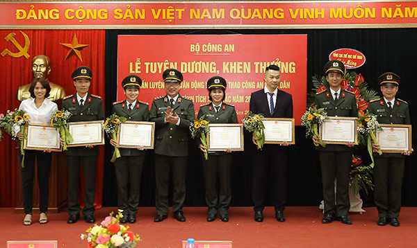 Thứ trưởng Nguyễn Văn Thành trao Bằng khen của Bộ Công an tặng các HLV, VĐV xuất sắc. Thứ trưởng Nguyễn Văn Thành trao Bằng khen của Bộ Công an tặng các HLV, VĐV xuất sắc.
