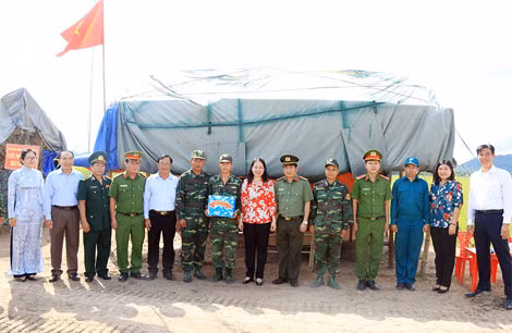 Đại tá Đinh Văn Nơi - Giám đốc Công an tỉnh An Giang thăm hỏi, động viên cán bộ chiến sĩ thực hiện nhiệm vụ tại các chốt phòng, chống dịch COVID-19 trên tuyến biên giới.