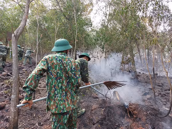 Các lực lượng khoanh vùng, bao vây dập lửa.
