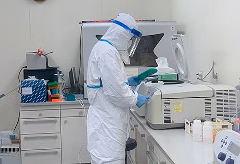 Các nhà khoa học đã phải tăng cường độ làm việc gấp nhiều lần để nghiên cứu virus trong phòng thí nghiệm. Các nhà khoa học đã phải tăng cường độ làm việc gấp nhiều lần để nghiên cứu virus trong phòng thí nghiệm.