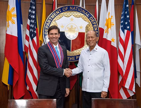 Bộ trưởng Quốc phòng Mỹ Thomas Esper và Bộ trưởng Quốc phòng Philippines Delfin Lorenzana tại Manila, tháng 11-2019.