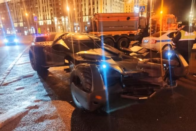 Chiếc Batmobile này là một bản sao ấn tượng của chiếc xe xuất hiện trong bộ phim Batman đại chiến Superman: Ánh sáng công lý.