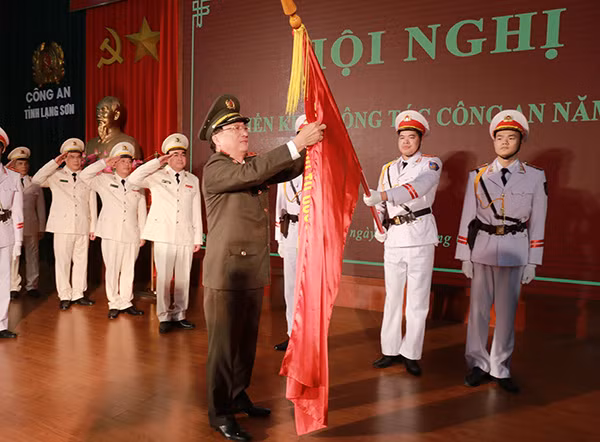 Thừa ủy quyền của Chủ tịch nước, Thứ trưởng Nguyễn Văn Thành gắn Huân chương Bảo vệ Tổ quốc hạng Ba lên Cờ truyền thống của Công an tỉnh Lạng Sơn.
