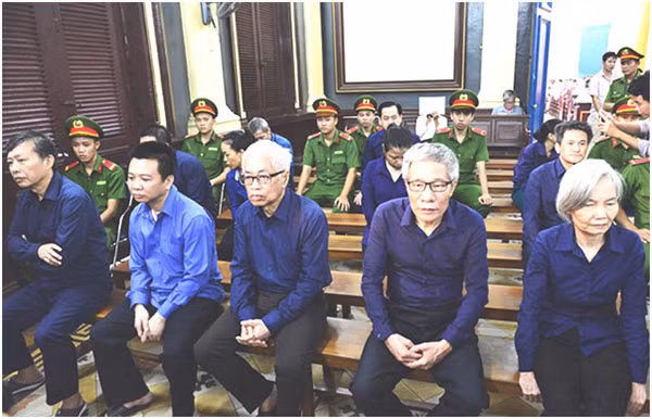 Trần Phương Bình (ngồi giữa) cùng các đồng phạm tại phiên toà giai đoạn 1.