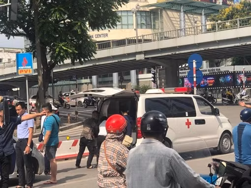 Tài xế taxi công nghệ tử vong tại ngã tư Láng Hạ