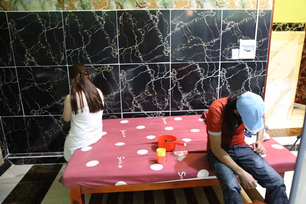 Một cơ sở massage kích dục bị bắt quả tang.