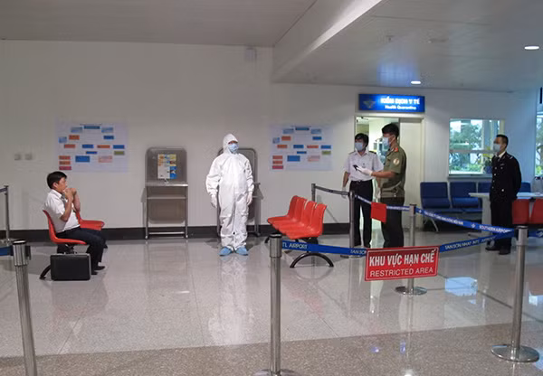 Sân bay tăng cường kiểm tra hành khách để phát hiện các ca bệnh. Sân bay tăng cường kiểm tra hành khách để phát hiện các ca bệnh.