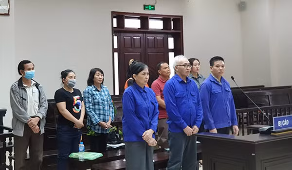 Bị cáo Thế Anh và đồng phạm tại phiên toà phúc thẩm. Bị cáo Thế Anh và đồng phạm tại phiên toà phúc thẩm.