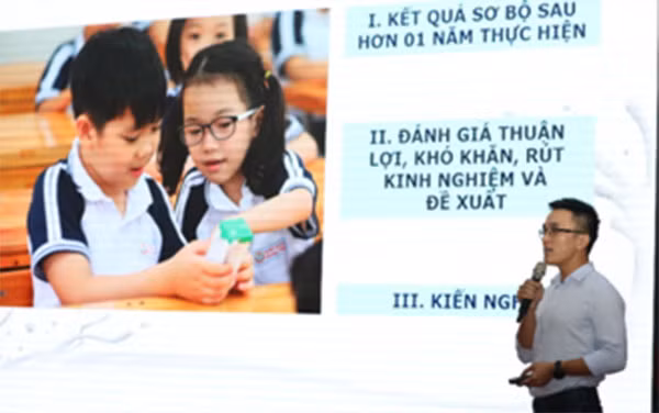 Ông Nguyễn Quang Thái, Giám đốc Phát triển Hoạt động Cộng đồng Vinamilk báo cáo về việc triển khai chương trình sữa học đường trong thời gian vừa qua tại Hà Nội.