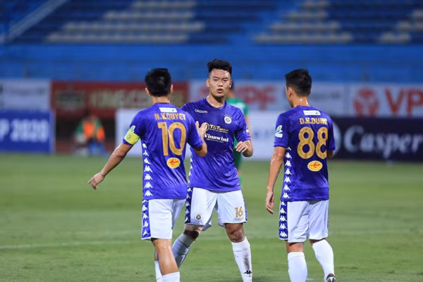 Nhiều đội bóng ở V.League luôn muốn “trói chân” các cầu thủ trẻ của Việt Nam hơn ranh giới 23 tuổi theo lý thuyết. Nhiều đội bóng ở V.League luôn muốn “trói chân” các cầu thủ trẻ của Việt Nam hơn ranh giới 23 tuổi theo lý thuyết.