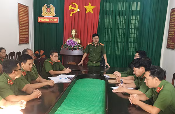 Văn phòng Cơ quan CSĐT Công an tỉnh Đắk Nông thường xuyên làm tốt công tác giáo dục chính trị tư tưởng cho cán bộ, chiến sĩ.