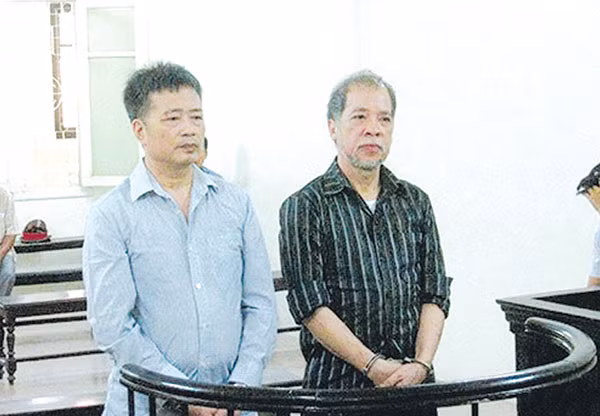 Hai bị cáo Khang và Bang tại phiên tòa.