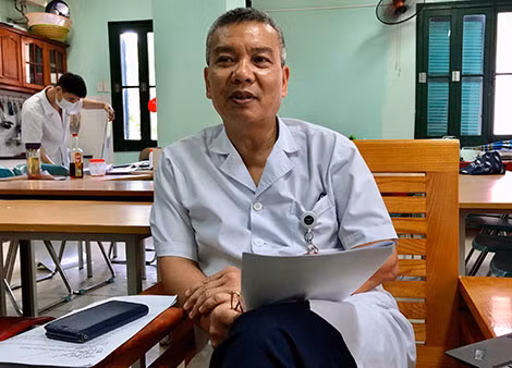 Phó Giáo sư, Tiến sĩ Nguyễn Hữu Ước giải thích về kỹ thuật ghép phổi.