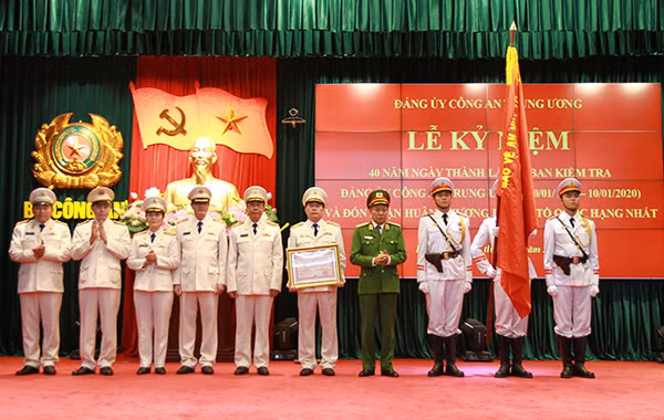Thừa ủy quyền của Chủ tịch nước, Thứ trưởng Lê Quý Vương gắn và trao Huân chương Bảo vệ Tổ quốc hạng Nhất tặng cơ quan Ủy ban kiểm tra Đảng ủy Công an TW.