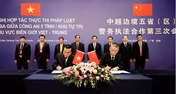 Ký kết biên bản ghi nhớ hợp tác thực thi pháp luật lần thứ ba giữa Công an 5 tỉnh/khu tự trị khu vực biên giới Việt – Trung.