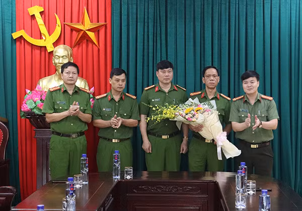 Đại tá Nguyễn Ngọc Vân tặng hoa chúc mừng Ban Chuyên án.