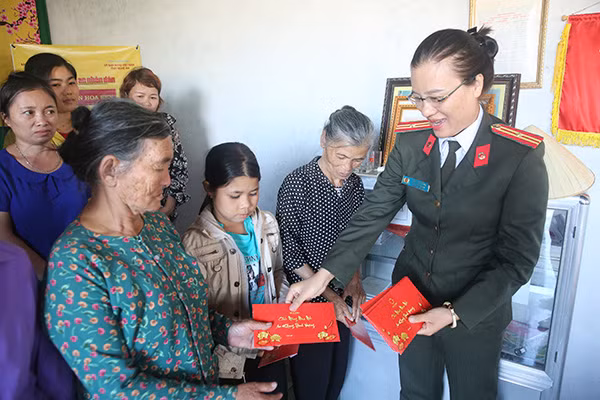 Trao quà cho bà con xã Quỳnh Trang. Trao quà cho bà con xã Quỳnh Trang.