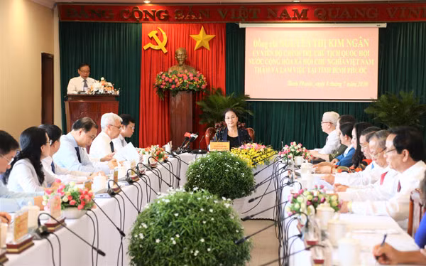 Chủ tịch Quốc hội Nguyễn Thị Kim Ngân cùng đoàn công tác tại buổi làm việc với Ban thường vụ Tỉnh ủy Bình Phước.